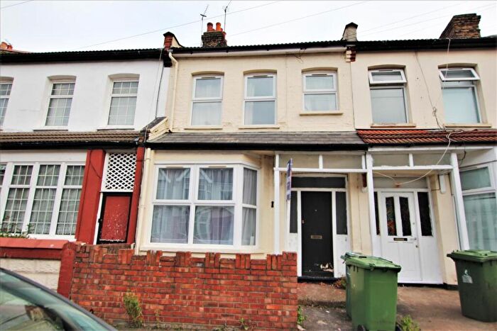 1 Bedroom Flat To Rent In Dersingham Avenue, London, E12