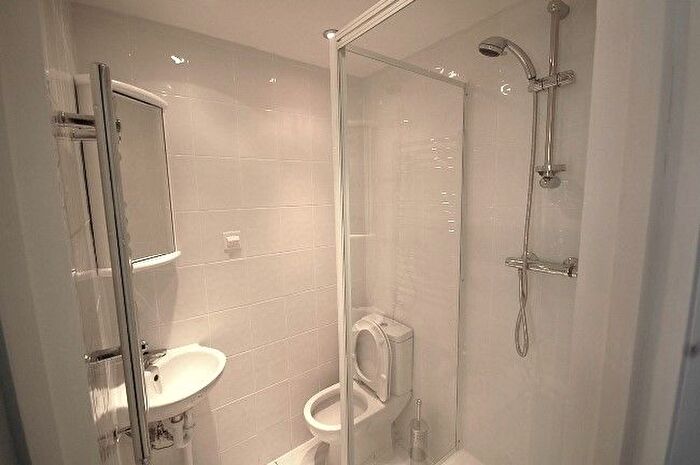 Studio To Rent In Chiswick High Road, London, W4