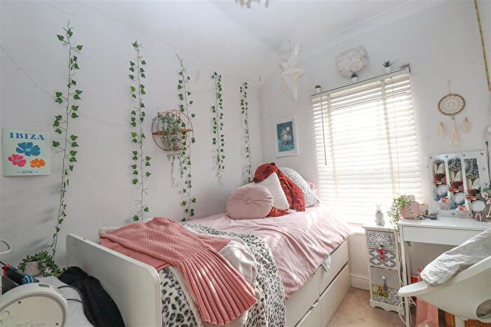 3 Bedroom End Of Terrace House For Sale In Cross Street, Farnborough, GU14