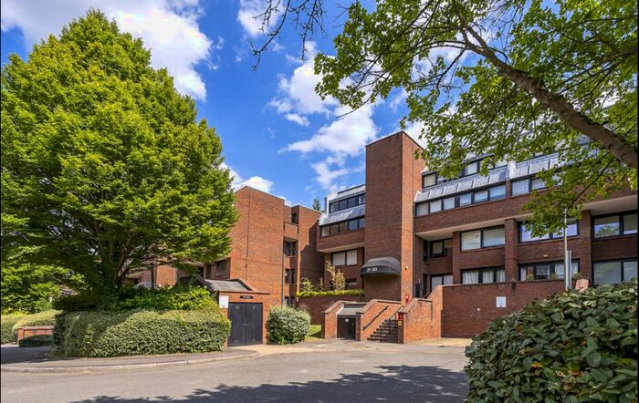 2 Bedroom Flat To Rent In Britten Close, London, NW11