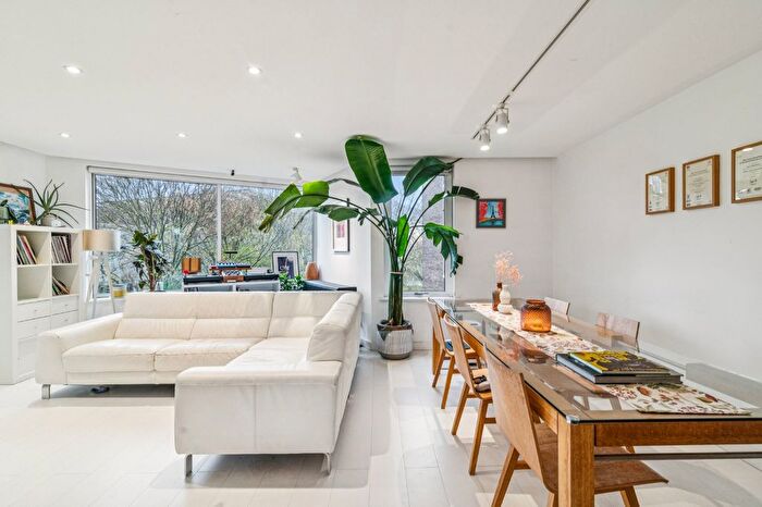 3 Bedroom Flat To Rent In Alder Lodge, Stevenage Road, SW6