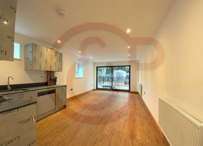 2 Bedroom Flat To Rent In Madeley Road, Ealing W5