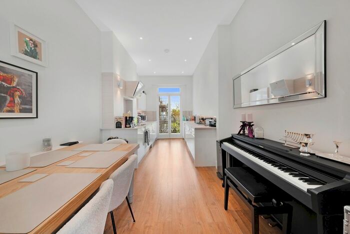 3 Bedroom Flat To Rent In Westbourne Grove, London, W11