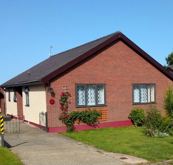 3 Bedroom Bungalow To Rent In Hafod Lon, Rhiwlas, LL57