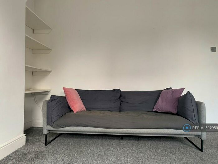 Studio To Rent In Southampton Way, London, SE5