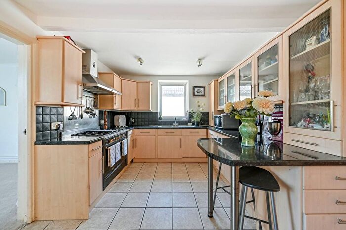 4 Bedroom Bungalow For Sale In Orchardville, Burnham, Slough, SL1