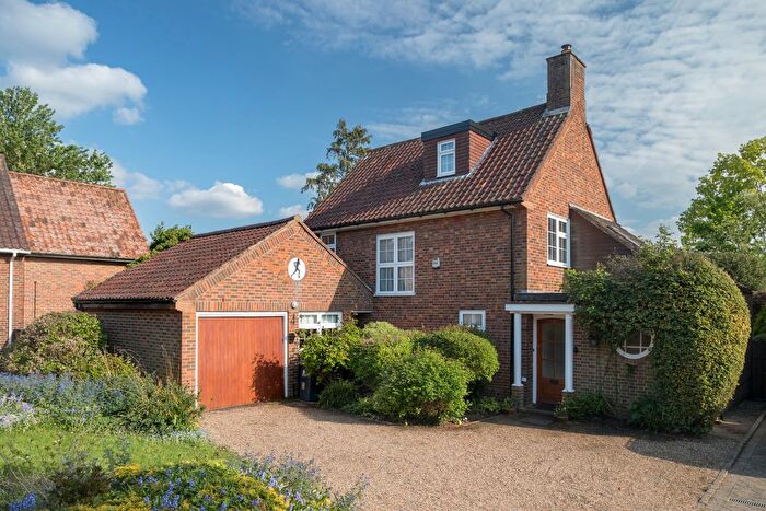 4 Bedroom Detached House For Sale In Wonford Close, Kingston Upon Thames, KT2