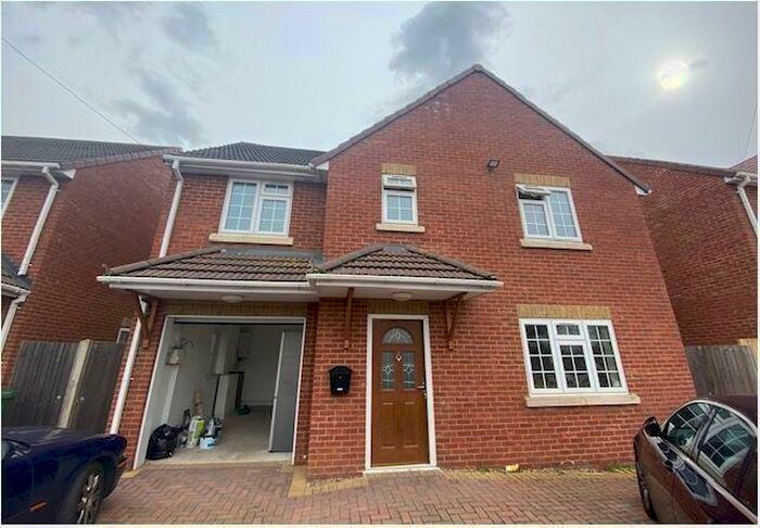 4 Bedroom Semi-Detached House To Rent In Slough, Berkshire, SL1