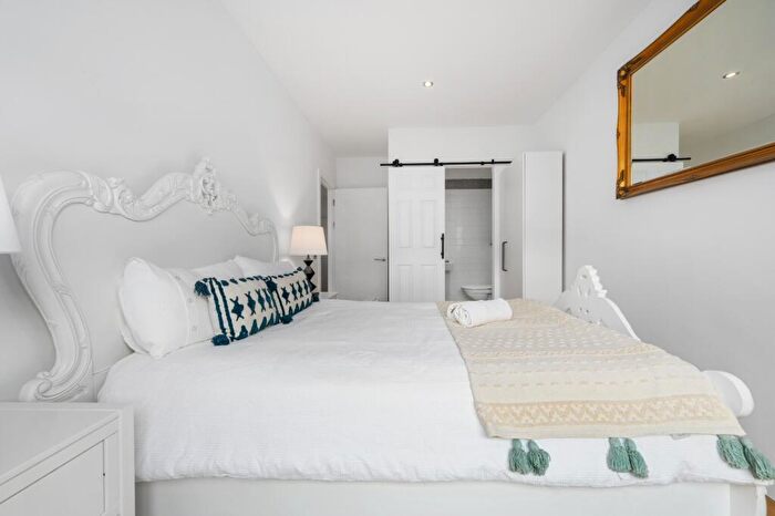 2 Bedroom Apartment To Rent In Oldham Road, Manchester, M4