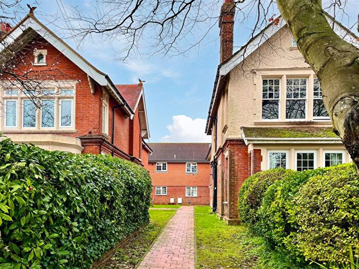 2 Bedroom Flat For Sale In Bulkington Avenue, Worthing, BN14