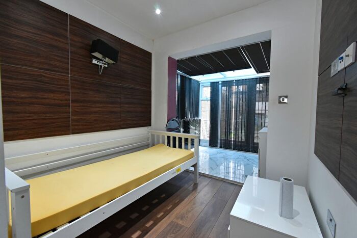 5 Bedroom Flat To Rent In London, W4