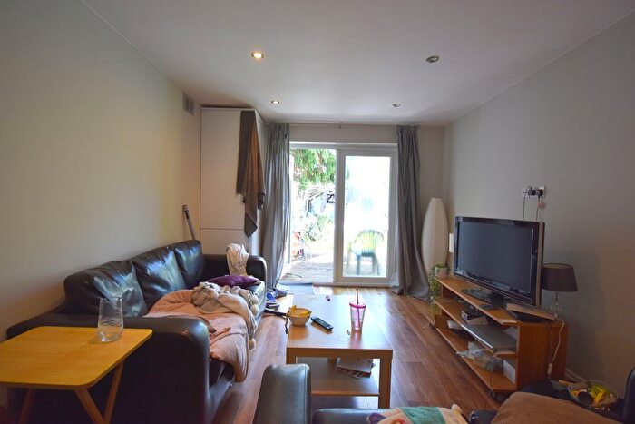 3 Bedroom Flat To Rent In Longley Road, London, SW17