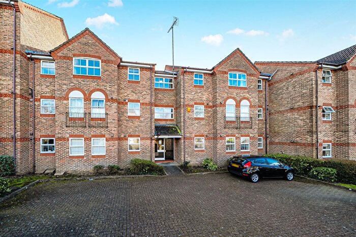 2 Bedroom Flat For Sale In Salters Close, Rickmansworth, WD3