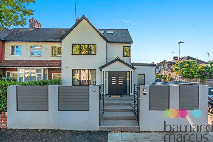 4 Bedroom Semi-detached House For Sale In High Road, London, N2
