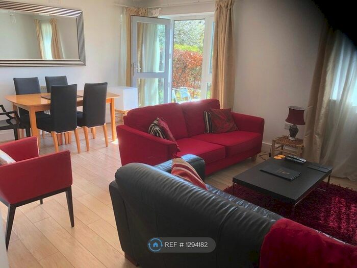 2 Bedroom Flat To Rent In Pavilions, Windsor, SL4