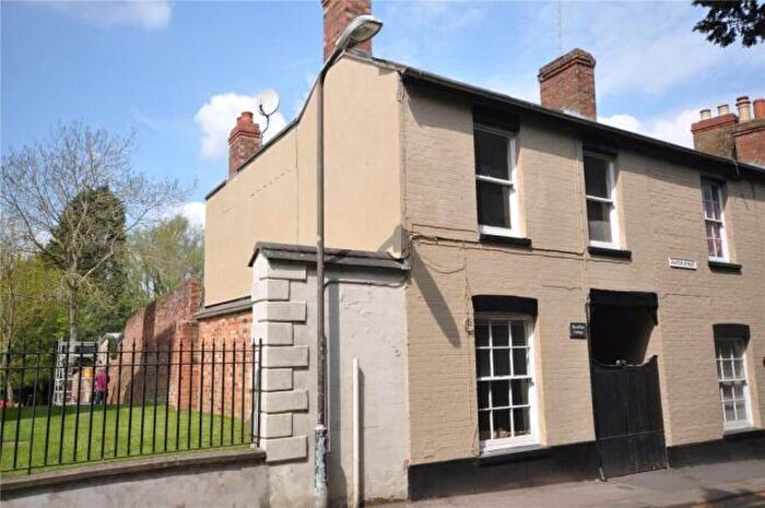 4 Bedroom End Of Terrace House To Rent In Hunter Street, Buckingham, MK18