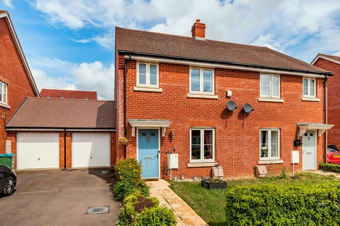 3 Bedroom Semi-Detached House To Rent In Berryfields, Aylesbury, HP18