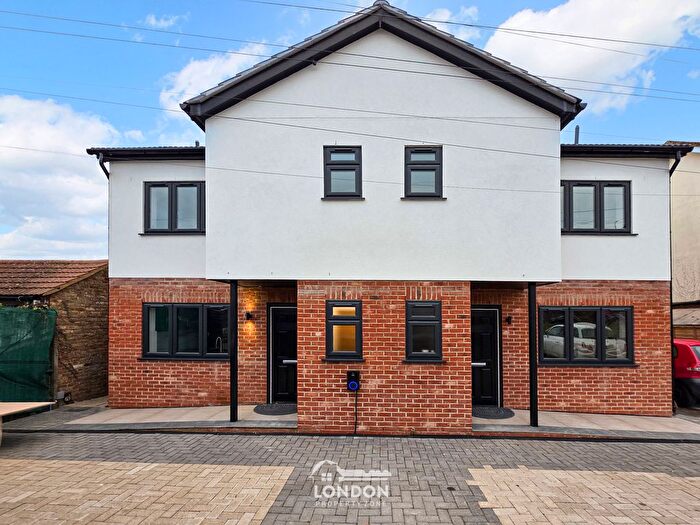 4 Bedroom Semi Detached House For Sale In Sevenoaks Way, Orpington, BR5