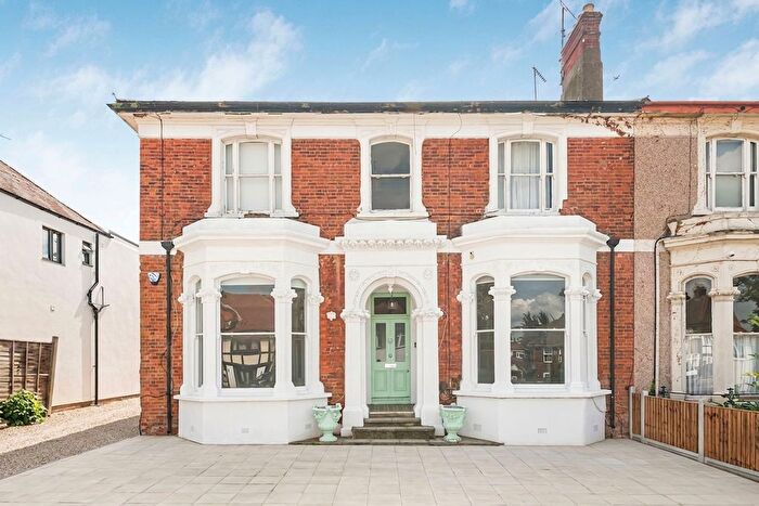 2 Bedroom Flat To Rent In Nether Street, London, N12