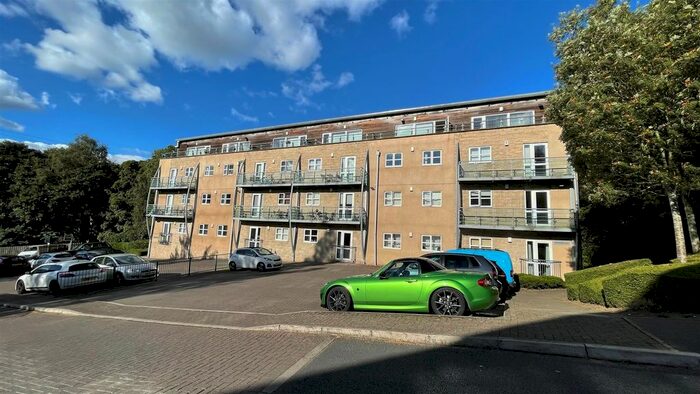 2 Bedroom Flat To Rent In Brackendale, Bradford, BD10