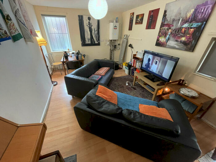 2 Bedroom Apartment To Rent In Basement Flat, Leeds, West Yorkshire, LS6