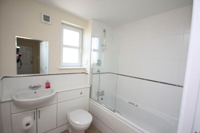 2 Bedroom Flat To Rent In South College Street, City Centre, Aberdeen, AB11