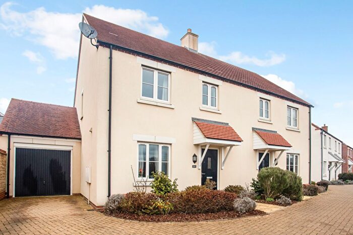 3 Bedroom Semi Detached House For Sale In Haydock Road, Bicester, OX26