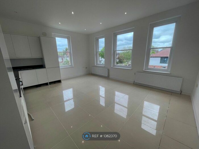 3 Bedroom Flat To Rent In Warham Road, South Croydon, CR2