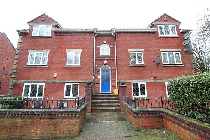 2 Bedroom Flat For Sale In Highthorne Court, Shadwell, Leeds, LS17