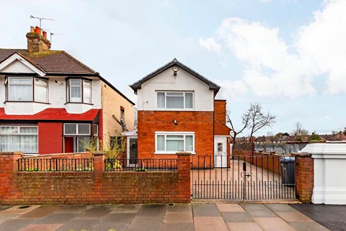 3 Bedroom Detached House To Rent In Melville Gardens, London, N13