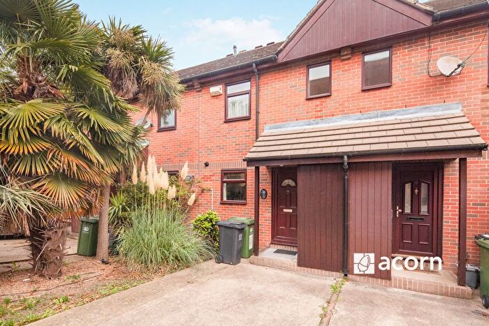 2 Bedroom Flat To Rent In Acorn Way, London, SE23