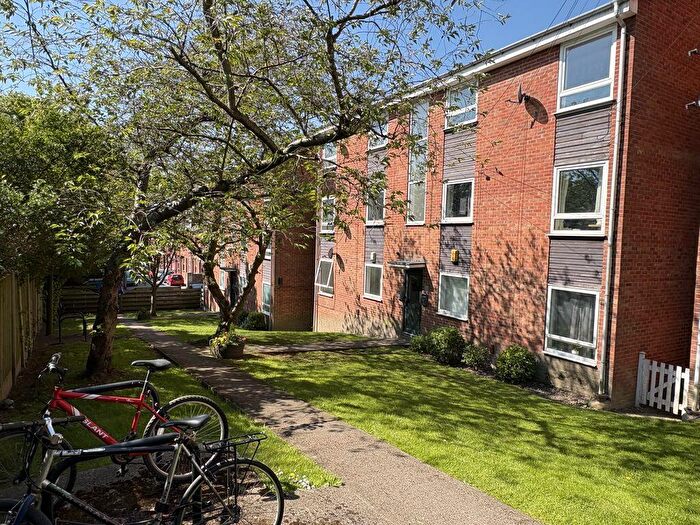2 Bedroom Flat For Sale In Welton Grove, Leeds, LS6