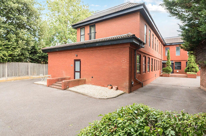 2 Bedroom Apartment For Sale In Clewer Hill Road, Windsor, Berkshire, SL4