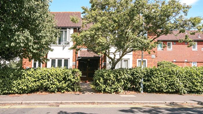 Studio To Rent In New Road, Harlington, Hayes, UB3