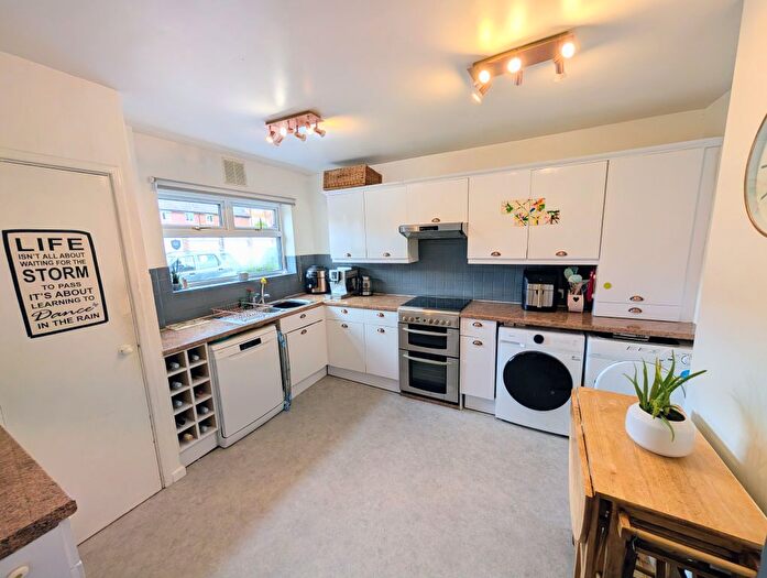 4 Bedroom Maisonette For Sale In Lowedges Road, South Yorkshire, Sheffield, S8