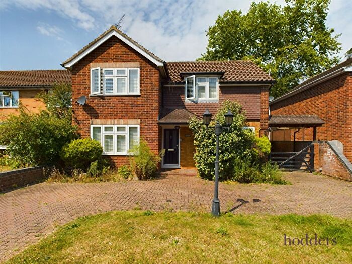 3 Bedroom Detached House For Sale In Sandalwood Avenue, Chertsey, Surrey, KT16