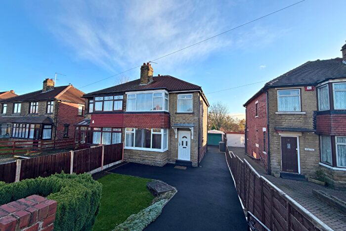 3 Bedroom Semi Detached House For Sale In Thorpe Lane, Leeds, LS10