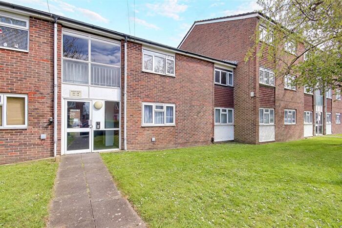 2 Bedroom Apartment For Sale In Warner Road, Broadwater, Worthing, BN14
