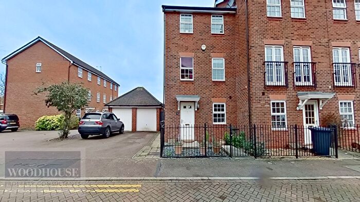 3 Bedroom Town House For Sale In Glen Luce, Cheshunt, EN8