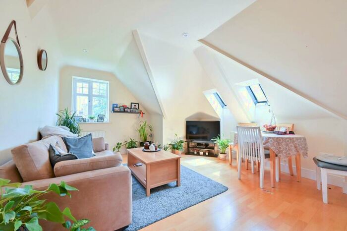 2 Bedroom Flat To Rent In Addlestone Park, Addlestone, KT15