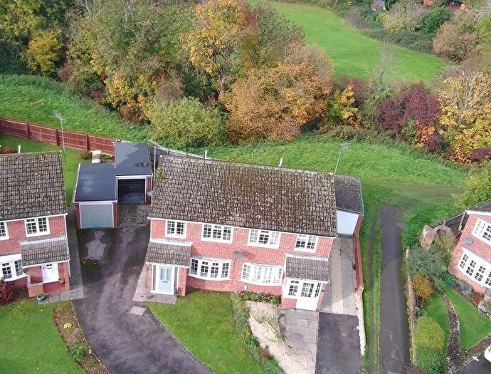 3 Bedroom Semi Detached House For Sale In Dove Close, Buckingham, MK18