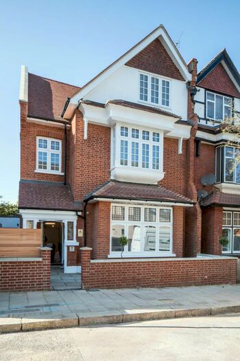 Flat To Rent In Flat Heathfield Park, NW2