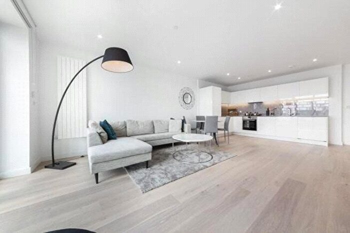 2 Bedroom Flat To Rent In Fairwater House, Bonnet Street, Silvertown, London, E16