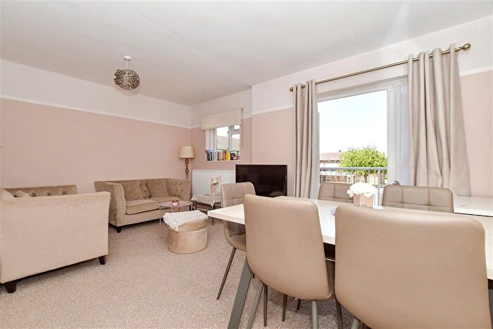 2 Bedroom Flat For Sale In Hatch Grove, Romford, Essex, RM6