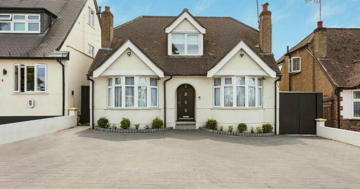 4 Bedroom Detached Bungalow For Sale In The Walk, Potters Bar, EN6