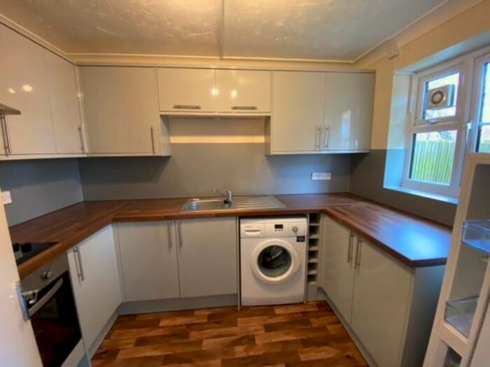 2 Bedroom Ground Flat To Rent In Mangles Road, Guildford, GU1