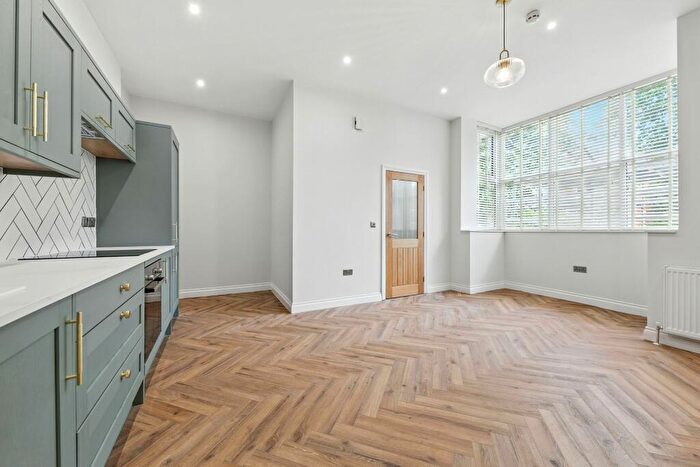 2 Bedroom Apartment To Rent In Shaftesbury Avenue, Roundhay, Leeds, LS8