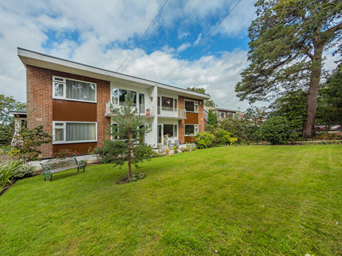 2 Bedroom Flat For Sale In Hillcrest Court, Hillcrest Rise, Cookridge, Leeds, LS16
