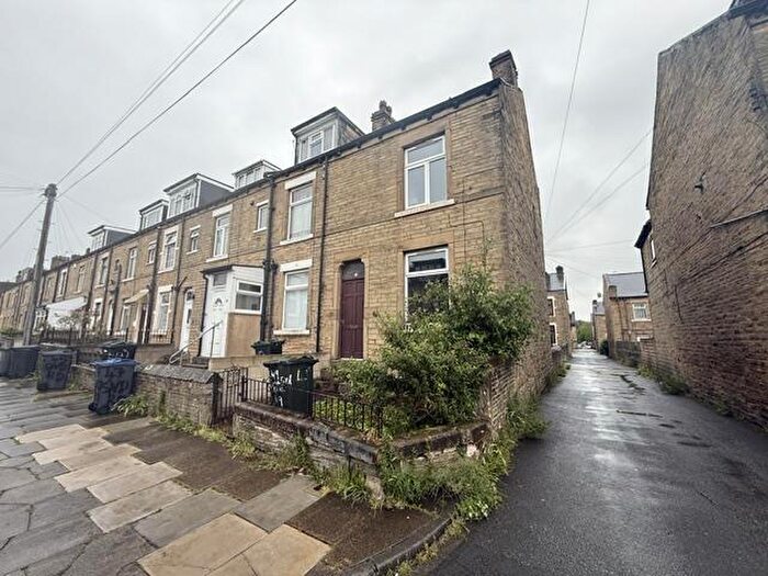 3 Bedroom Terraced House For Sale In Sandford Road, Bradford, BD3