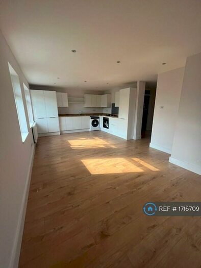 2 Bedroom Maisonette To Rent In Bowles Court, London, N12